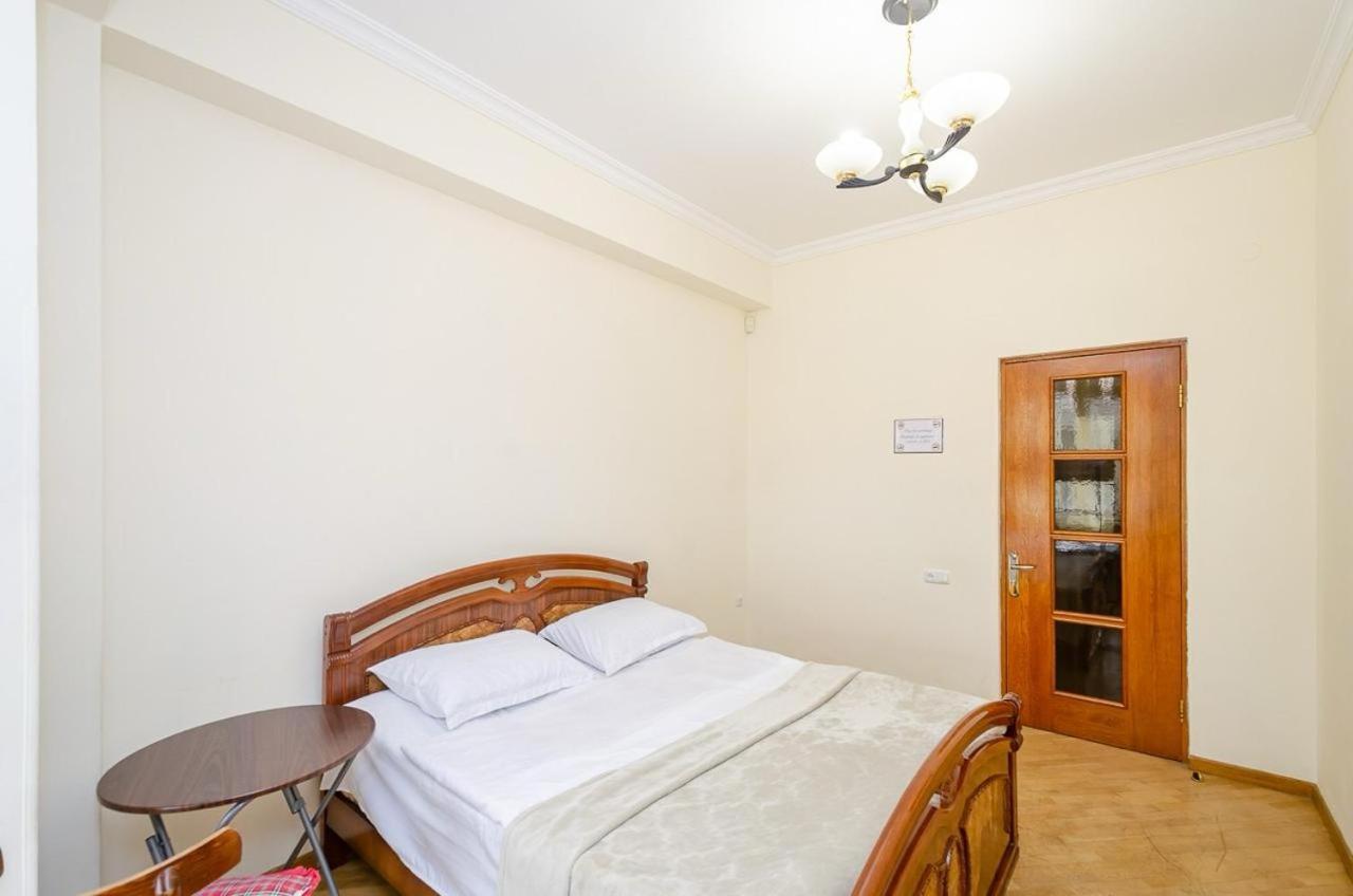 Areva Hostel & Apartment Ереван Экстерьер фото